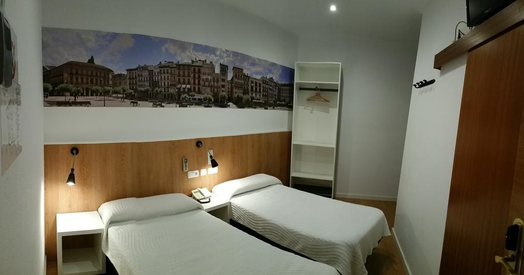 Hostal Restaurante Cornella Cornellà de Llobregat Dış mekan fotoğraf