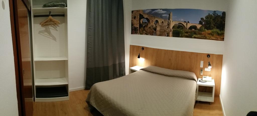 Hostal Restaurante Cornella Cornellà de Llobregat Dış mekan fotoğraf
