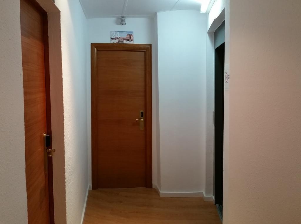 Hostal Restaurante Cornella Cornellà de Llobregat Dış mekan fotoğraf