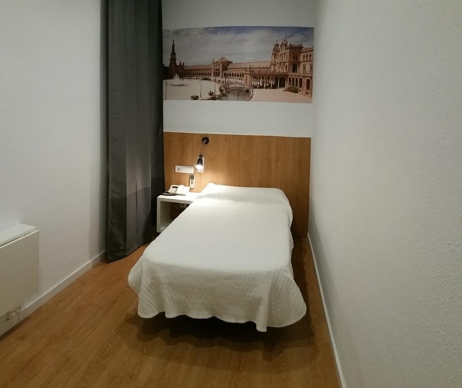 Hostal Restaurante Cornella Cornellà de Llobregat Dış mekan fotoğraf