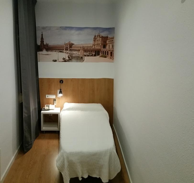 Hostal Restaurante Cornella Cornellà de Llobregat Dış mekan fotoğraf