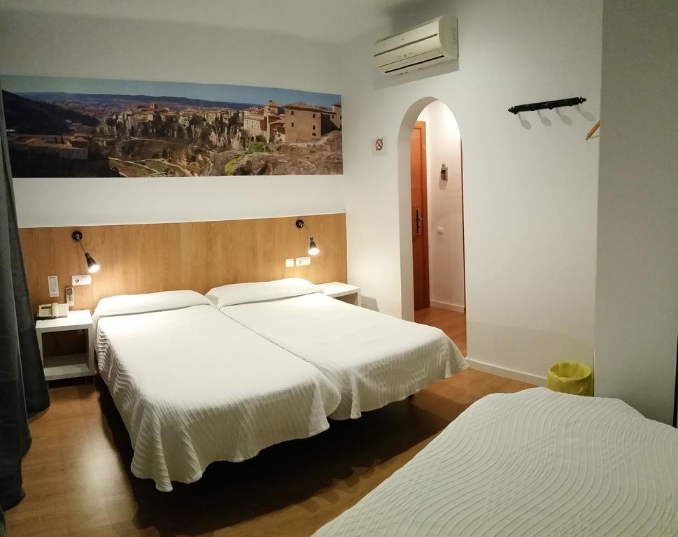 Hostal Restaurante Cornella Cornellà de Llobregat Dış mekan fotoğraf