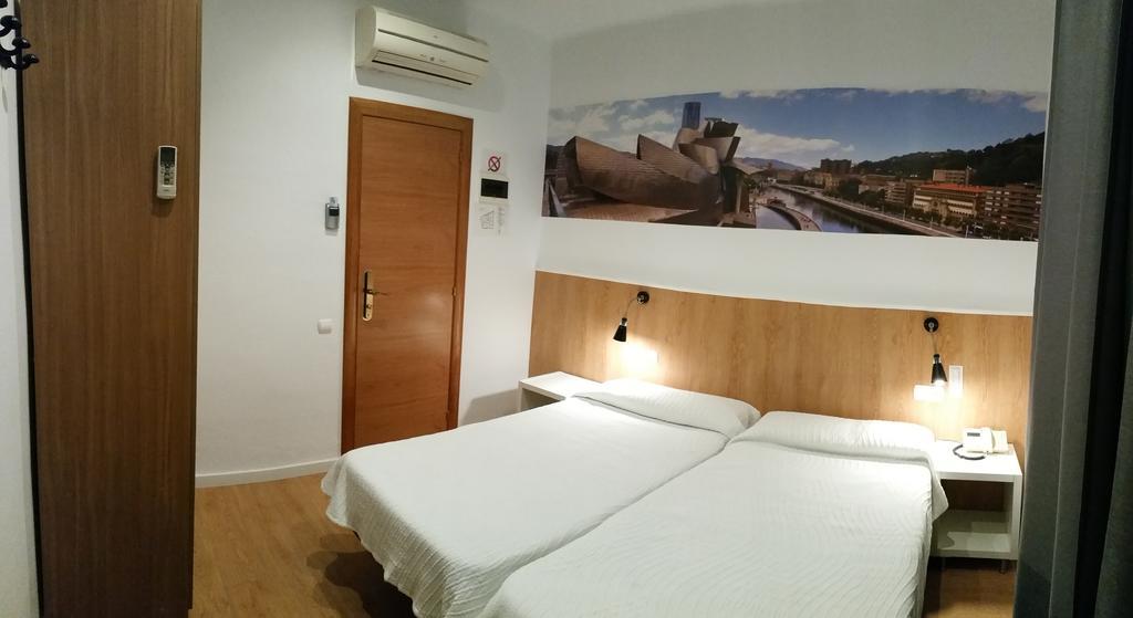 Hostal Restaurante Cornella Cornellà de Llobregat Dış mekan fotoğraf