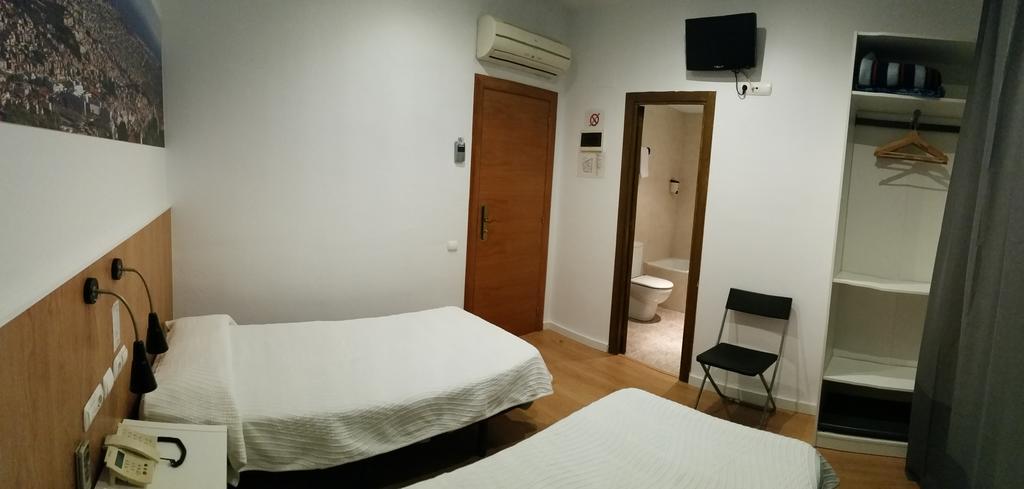 Hostal Restaurante Cornella Cornellà de Llobregat Dış mekan fotoğraf