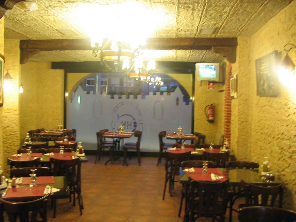 Hostal Restaurante Cornella Cornellà de Llobregat Dış mekan fotoğraf
