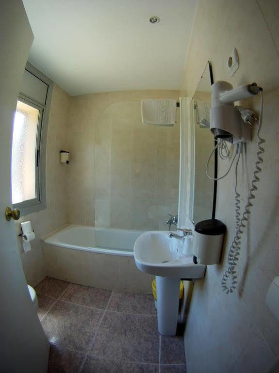 Hostal Restaurante Cornella Cornellà de Llobregat Dış mekan fotoğraf