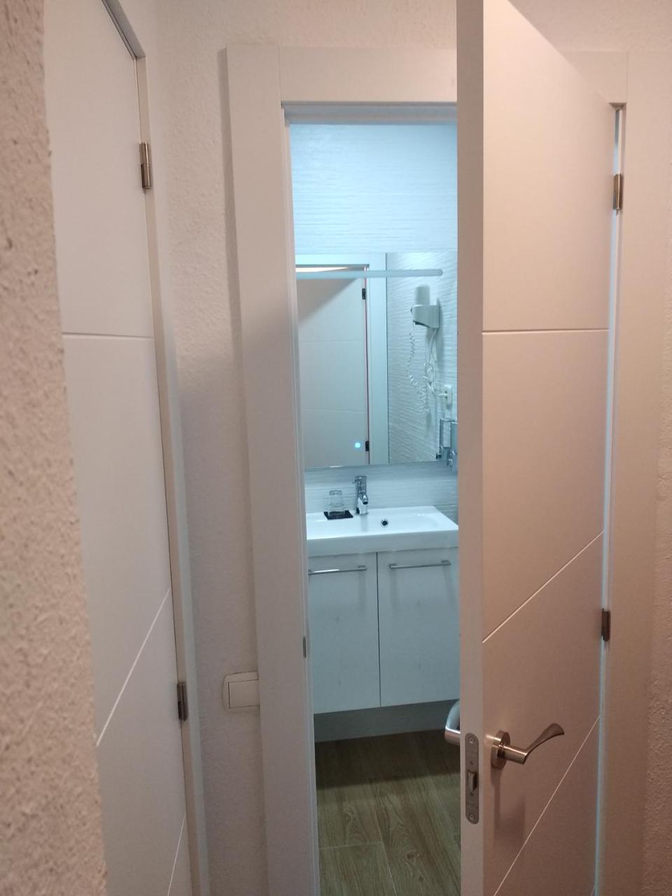 Hostal Restaurante Cornella Cornellà de Llobregat Dış mekan fotoğraf