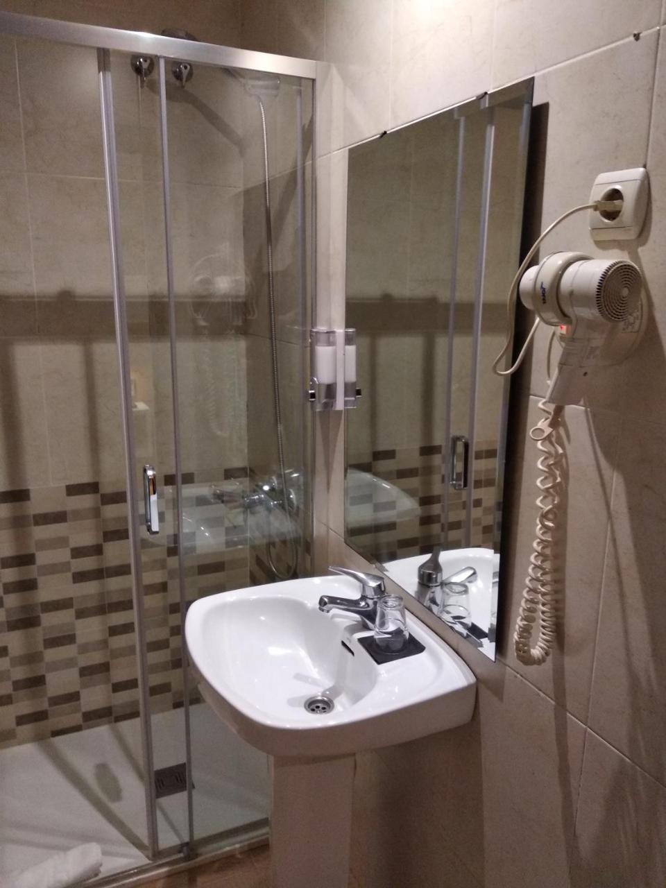 Hostal Restaurante Cornella Cornellà de Llobregat Dış mekan fotoğraf
